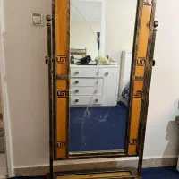 آینه قدی  آینه ترک دارد ولی قاب سالم میباشد