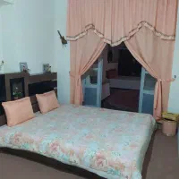 تخت دو نفره با تشک خوشخواب با یک عدد میز بغل تخت