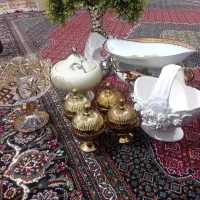 تعدادی میوه خوری و استکان و پیش دستی .کفش ها سالم