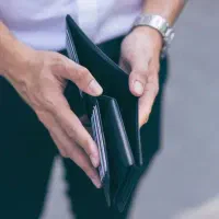 مدارک مفقودی در کیف پول مشکی رنگ به نام کتابی