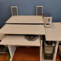 میز تحریر و کامپیوتر