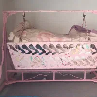 گهواره آهنی وتعدادی وسایل دیگر
