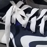 کفش|کیف، کفش، کمربند|خاش, |دیوار