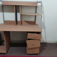 میز تحریر و کامپیوتر