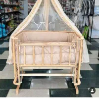 تخت کنار مادر