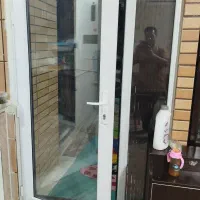 پنجره دوجداره و شیشه و توری