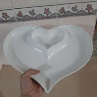 تعدادی ظروف پذیرایی و سبد و دسته گل|ظروف سرو و پذیرایی|میانه, |دیوار