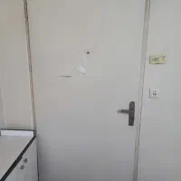 درب ورودی آپارتمان با قفل دستگیره