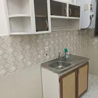 کابینت فلزی و سینک ظرفشویی بسیار تمیز