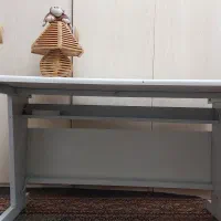 میز کاملا فلزی