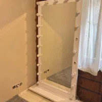 آینه قدی چرخ دار و چراغ دار