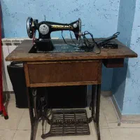 چرخ خیاطی قدیمی با میز