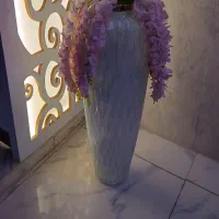 گلدون صدفی کنار سالنی بلند