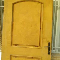 درب چوبی سیلر کیلر شده به همراه قفل سالم