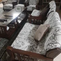 مبل ۷نفره با دسته چوبی به همراه دو میز وسط