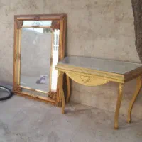 آینه همراه با میز و یک گل بزرگ