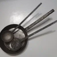 ماهیتابه مسی با کفگیر و ملاقه قدیمی