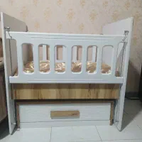 تخت کنار مادری