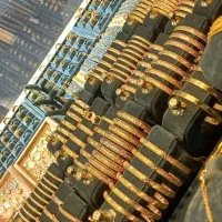 تعمیرکار طلا در طلافروشی