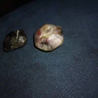 یک عدد سنگ راف وارداتی،و یک عدد مهره گبری فوق کهنه