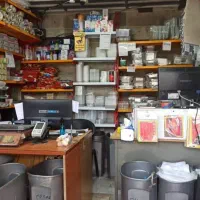 کارگر ساده مغازه ظروف یکبار مصرف