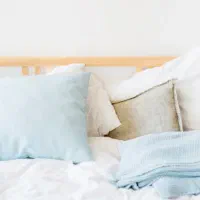 خشکشویی پتو شوی و سفید شوی انواع ملحفه رو تختی