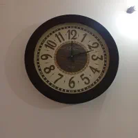 ساعت دیواری و با یه آیینه و کنسول
