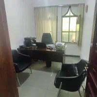 یک اتاق از واحد دفتری برای همکاران حقوقی  با میز