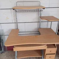 میز مطالعه و کامپیوتر