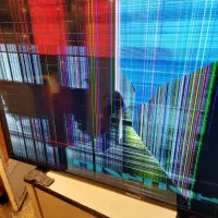 تلویزیون ۵۰اینچ هایسنس شکسته