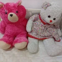 تخت کودک و نوجوان و دوتا خرس تقریبا بزرگ