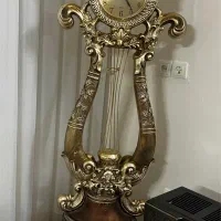 ساعت طلایی ایستاده