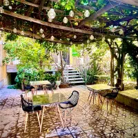 فروش چند عدد میز و صندلی مناسب کافه و مطالعه