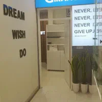 کارمند اداری خانم  با استعداد و پر انرژی