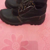 یه جفت پوتین ایمنی باسایز  ۴۲۴۳ به فروش میرسد