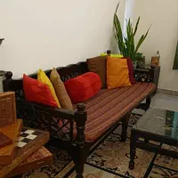 تخت سنتی چوبی همراه با تشک و کوسن و میز
