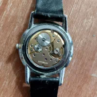 ساعت قدیمی با شرایط مشخص