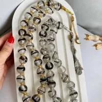 تکه ای از موهای عزیزانت و عشقت همیشه همراته