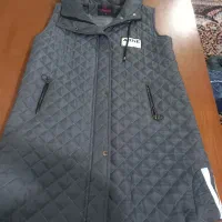 تعدادی لباس گرم زنانه و شلوار جین در حد نو