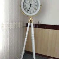 ساعت ایستاده سه پایه