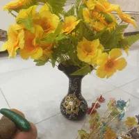مقداری گل ومیوه مصنوعی