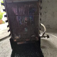 یک عدد کباب پز گازی  همراه با سینی در حد نو سالم