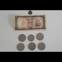 تعدادی سکه و اسکناس قدیمی