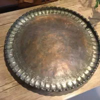 سینی مسی قدیمی قلم‌کاری‌ دستی با لبه دالبری