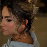 شنیون و میکاپ درسالن  زیبایی