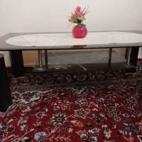 یک عدد میز عسلی تک شیشه ای