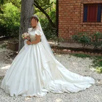 لباس عروس حرفه ای و شیک مزون دوز دنباله دار