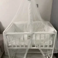 تخت کنار مادر