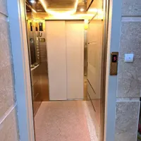 واحد لوکس، بر خ عارف