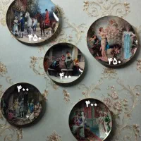 بشقاب دیوارکوب چینی و تعدادی وسیله ی دیگر